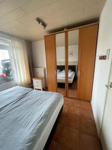 um quarto com uma cama e um quarto com um bedicterictericter em Vakantiehuisje Martina 17 em Vlissingen