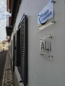 een bord aan de zijkant van een gebouw bij Casa D'Alegria in Ponta Delgada