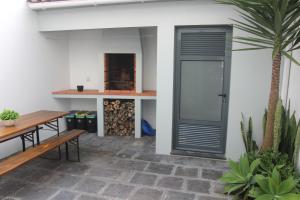 een kamer met een deur en een tafel en een aantal planten bij Casa D'Alegria in Ponta Delgada