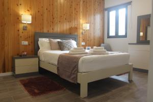 een slaapkamer met een bed met twee handdoeken erop bij Casa D'Alegria in Ponta Delgada
