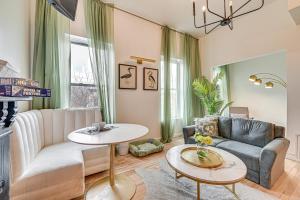 ein Wohnzimmer mit Sofa und Tisch in der Unterkunft Downtown Albany Vacation Rental - Chic and Walkable! in Albany