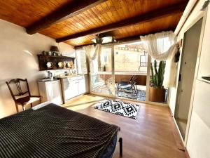 een kamer met een bed en een keuken met een tafel bij Ciuri Ciuri Apartments in Casteldaccia