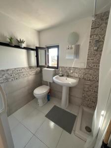een badkamer met een toilet en een wastafel bij Ciuri Ciuri Apartments in Casteldaccia