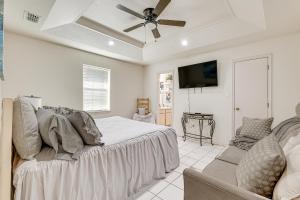 1 dormitorio con 1 cama y ventilador de techo en Pet-Friendly San Juan Home with Private Yard and Grill, en San Juan