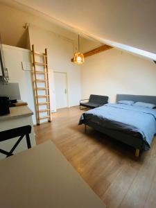 um quarto com uma cama, uma escada e uma secretária em Torggata Suite Apartments em Oslo