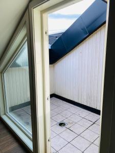 uma porta aberta para uma varanda com telhado em Torggata Suite Apartments em Oslo
