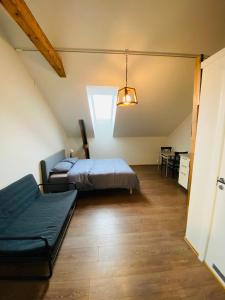 um quarto grande com duas camas e uma mesa em Torggata Suite Apartments em Oslo