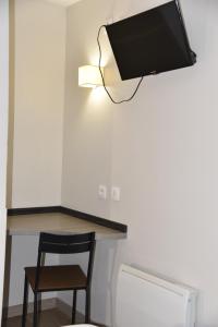 TV a/nebo společenská místnost v ubytování Hotel du Triangle