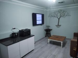 En tv och/eller ett underhållningssystem på Ficus Cottage - Ramsgate Ramble Rest