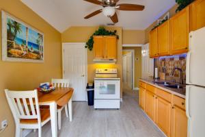 cocina con mesa de comedor y cocina con paredes amarillas en Lake Mary Rental with Shared Pool 15 Mi to Orlando!, en Lake Mary