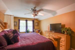 1 dormitorio con 1 cama y TV de pantalla plana en Lake Mary Rental with Shared Pool 15 Mi to Orlando!, en Lake Mary