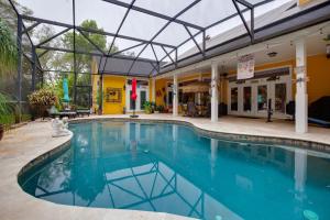 una piscina en un edificio con un edificio en Lake Mary Rental with Shared Pool 15 Mi to Orlando!, en Lake Mary