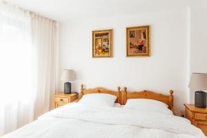 twee bedden in een slaapkamer met twee foto's aan de muur bij NickHaus in Cochem