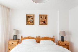um quarto com uma cama e duas fotografias na parede em NickHaus em Cochem