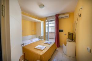 a small room with two beds and a window at Di Matteo Hotel in Roseto degli Abruzzi