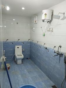uma casa de banho com WC num quarto em ARVINDAM VILLA HOMESTAY-THE ESSENCE OF RAMA em Ayodhya