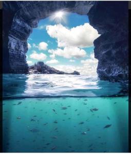 una vista del océano desde debajo de una cueva en Maison Marisa, en La Spezia