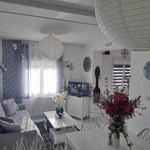 - un salon avec un canapé et une table dans l'établissement Maison de 2 chambres avec jardin clos et wifi a Saint Cyr la Riviere, 