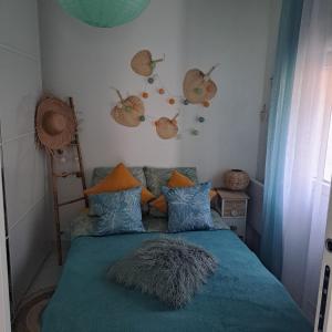 - une chambre avec un lit et une couette bleue dans l'établissement Maison de 2 chambres avec jardin clos et wifi a Saint Cyr la Riviere, 