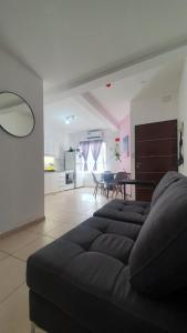 a living room with a couch and a kitchen at Lo de Gonza in Corrientes