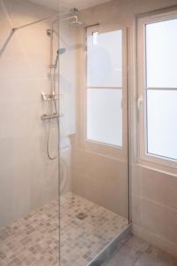 een douche met een glazen deur in de badkamer bij Luxueux et spacieux 100m², Faidherbe, 11th ard in Parijs