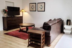 Posezení v ubytování Gorgeous 2 Bedrooms Suite Private entrane with patio-Free Parking