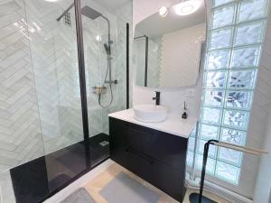 y baño con lavabo y ducha. en 5 minutes metro free parking 2 bedrooms 4-6P Near Paris, en Malakoff