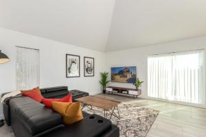 a living room with a couch and a table at Urban Art Loft - Historic DT Phoenix-Chefs Kitchen in Phoenix