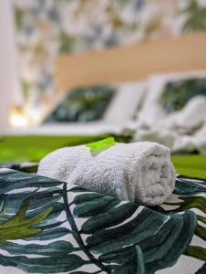 un asciugamano sopra un letto di I colori della Sicilia a Cinisi