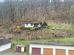 LangenbachにあるSecluded Holiday Home in Lichtenau with Private Gardenの丘の上に座る家