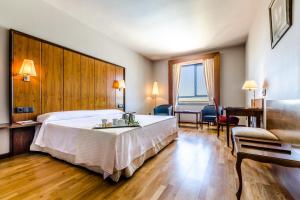 Postel nebo postele na pokoji v ubytování Hotel Doña Brígida – Salamanca Forum