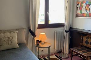 - une chambre avec un lit et une table avec une lampe dans l'établissement Island of calm at the gateway to Paris, à Puteaux