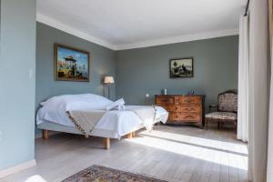 um quarto com uma cama, uma cómoda e uma cadeira em Secluded stone house for 10 people em Opio