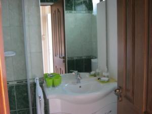 A bathroom at Kitti Apartman Még 15 kép