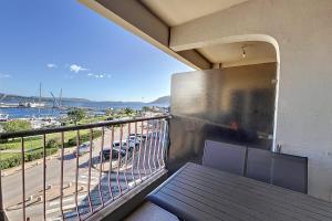 Μπαλκόνι ή βεράντα στο Pretty cocoon with harbour view