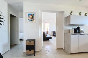 Η κουζίνα ή μικρή κουζίνα στο Pretty cocoon with harbour view