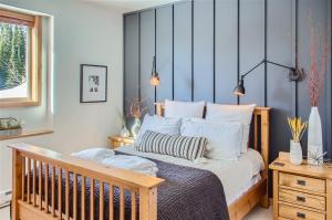 - une chambre avec un lit et un lit bébé dans l'établissement Perfection South by Okanagan Premier, à Big White
