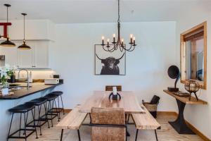 - une salle à manger avec une table et des chaises en bois dans l'établissement Perfection South by Okanagan Premier, à Big White