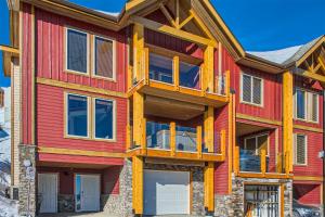 une maison en bois rouge et jaune dans l'établissement Perfection South by Okanagan Premier, à Big White