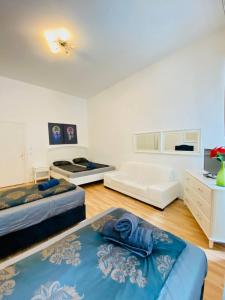 ein Wohnzimmer mit 2 Betten und einem Sofa in der Unterkunft Cozy Studio LG in Wien