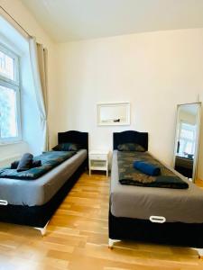 1 Schlafzimmer mit 2 Betten in einem Zimmer in der Unterkunft Cozy Studio LG in Wien