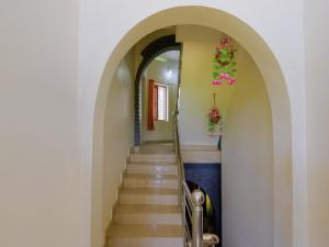 un pasillo con escaleras con flores en la pared en OYO Flagship Aiswarya Residency, en Wayanad