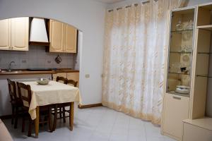 Kuchyň nebo kuchyňský kout v ubytování Appartamento Nettuno