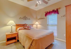 Tempat tidur dalam kamar di Branson Condo at Stonebridge Golf Resort with Pool and Wi-Fi close to Silver Dollar City