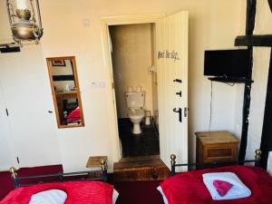 een slaapkamer met een badkamer met een toilet. bij FARRIERS ARMS in Worcester