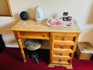 een houten bureau met een waterkoker erop bij FARRIERS ARMS in Worcester