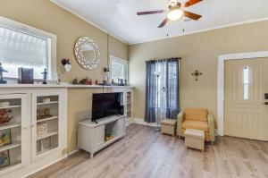 Μια τηλεόραση ή/και κέντρο ψυχαγωγίας στο Cozy Vicksburg Home with Patio about 1 Mi to Riverfront!