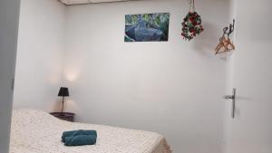 - une chambre avec un lit et une photo sur le mur dans l'établissement Dorpszicht Yerseke centrum, à Yerseke