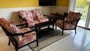sala de estar con 2 sillas y mesa en The Sanctuary Condominium Playa Azul 6, en Playa Azul