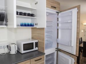 een keuken met een magnetron en een koelkast bij VIN service Atbrivosanas alley 119 in Rēzekne